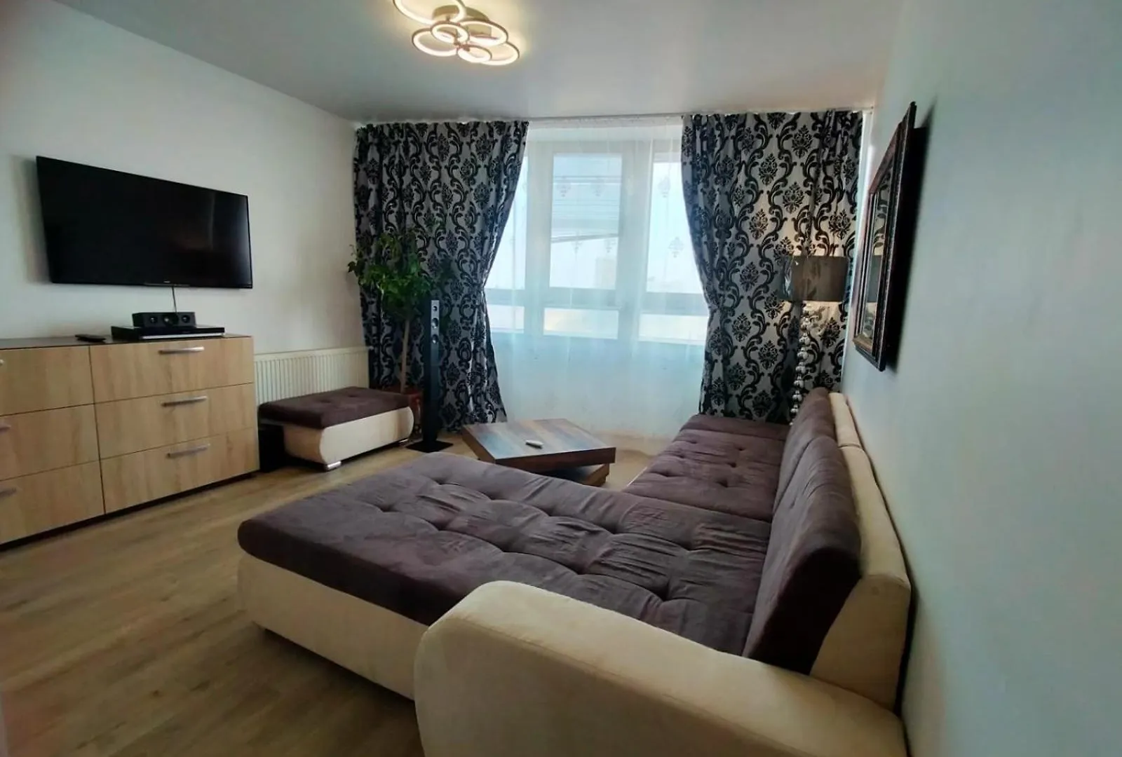 Lake View Luxury Palace Bucarest 0*,  Romania